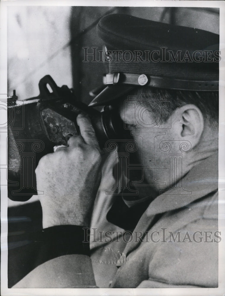 1957 Press Photo Lyman L. Lemnitzer views China through high-powered binoculars