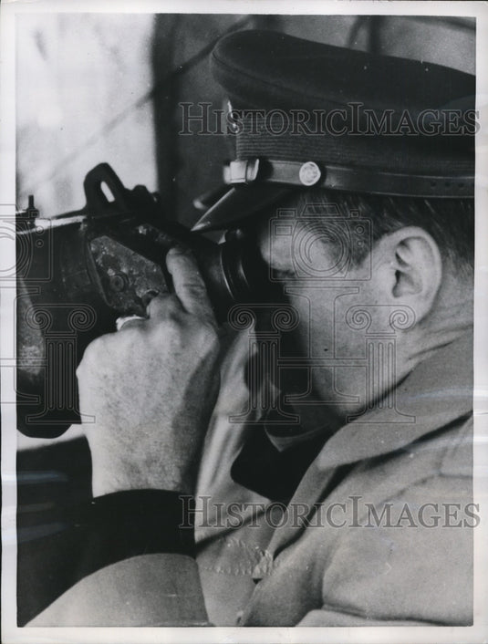 1957 Press Photo Lyman L. Lemnitzer views China through high-powered binoculars