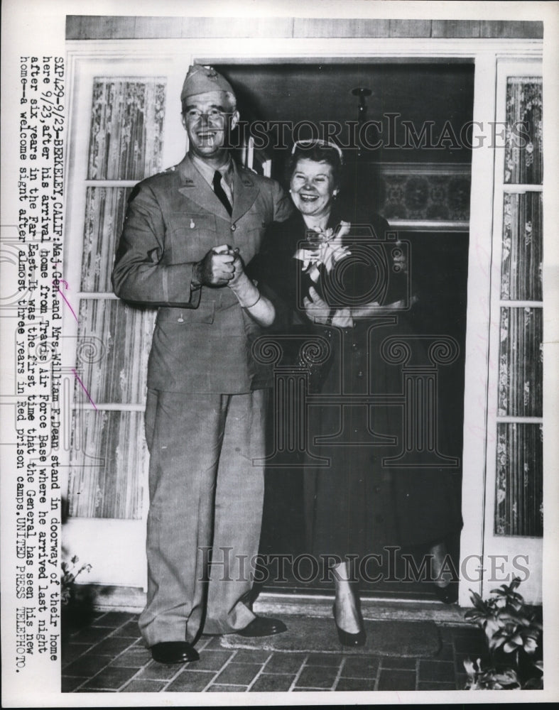 1953 Press Photo Maj.Gen and Mrs. William F Dean arrived from Travis Air Force