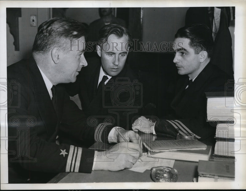 Load image into Gallery viewer, 1947 Press Photo Harold Hirshberg charged with betrayal confers with counsels
