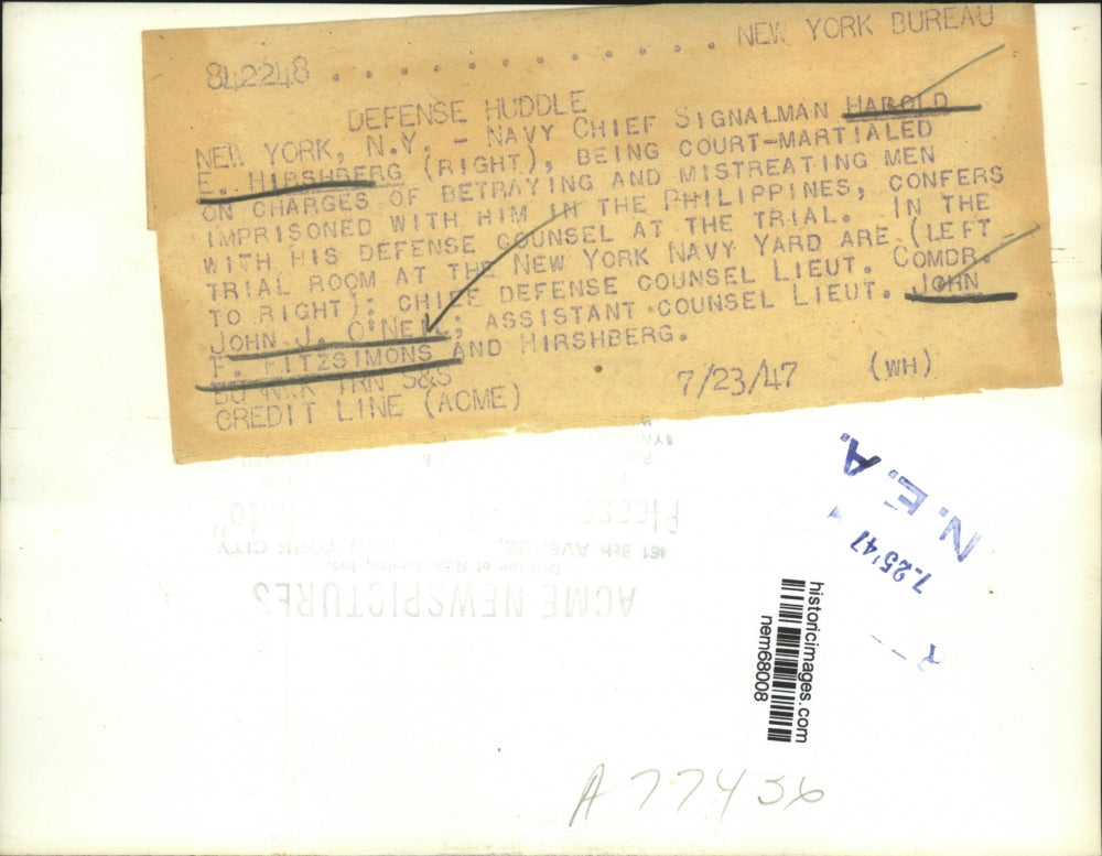 1947 Press Photo Harold Hirshberg charged with betrayal confers with counsels