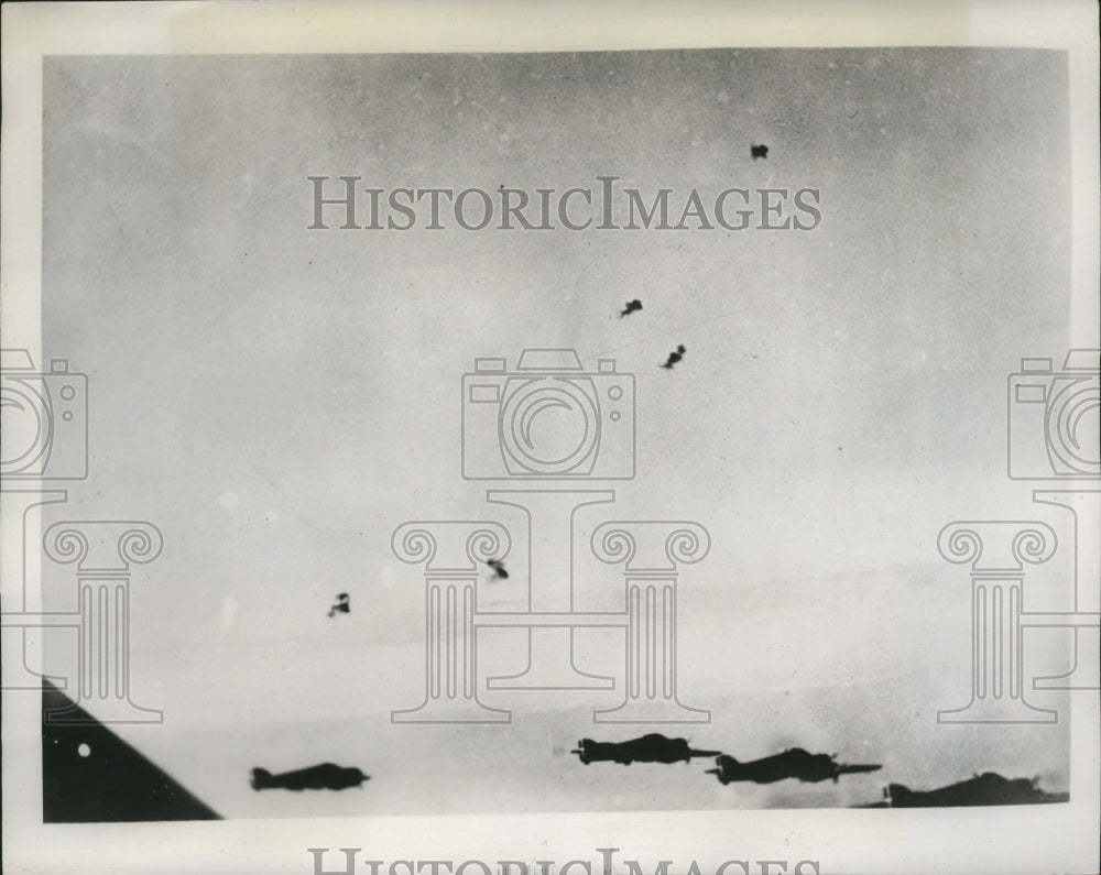 1941 Press Photo Italian bomber planes fly over Greek City during an air attack