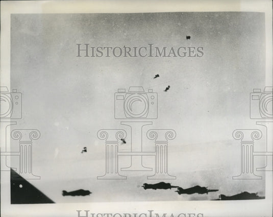1941 Press Photo Italian bomber planes fly over Greek City during an air attack