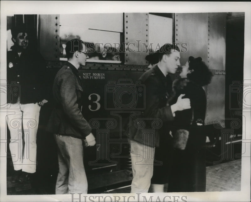 Load image into Gallery viewer, 1939 Press Photo Brussels, Belgium a reservist kisses his wife good bye

