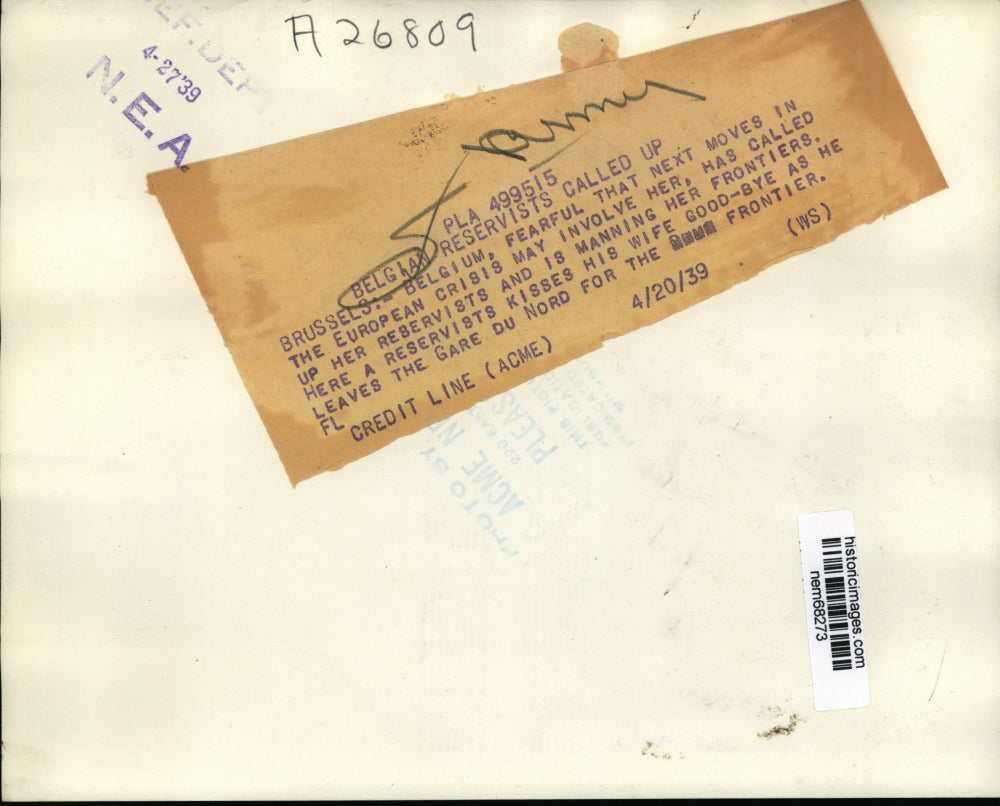 1939 Press Photo Brussels, Belgium a reservist kisses his wife good bye