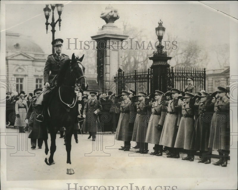 Load image into Gallery viewer, 1940 Press Photo King Leopold of the Belgians reviews his troops in Brussels
