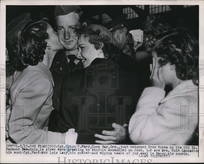 Load image into Gallery viewer, 1951 Press Photo Sgt Upton Ward greeted by family on returning from Korea
