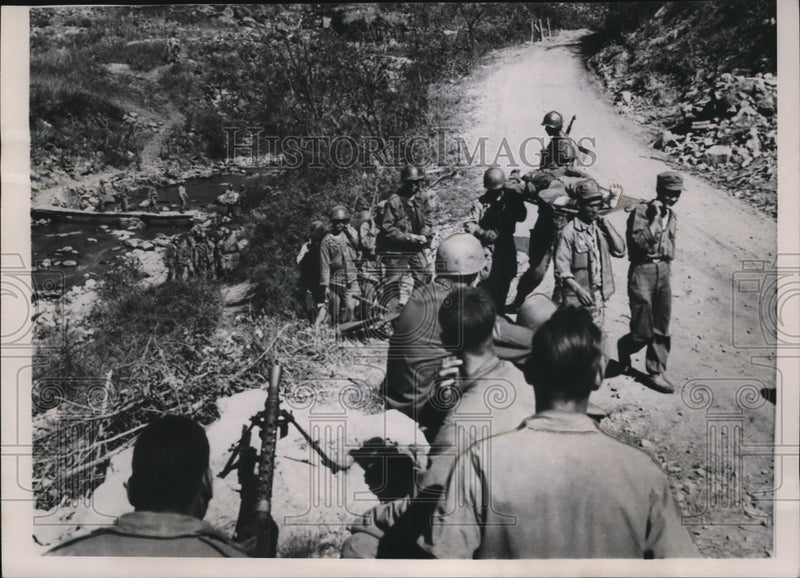 Load image into Gallery viewer, 1951 Press Photo Injured United Nation Troops in Korea carried in stretcher
