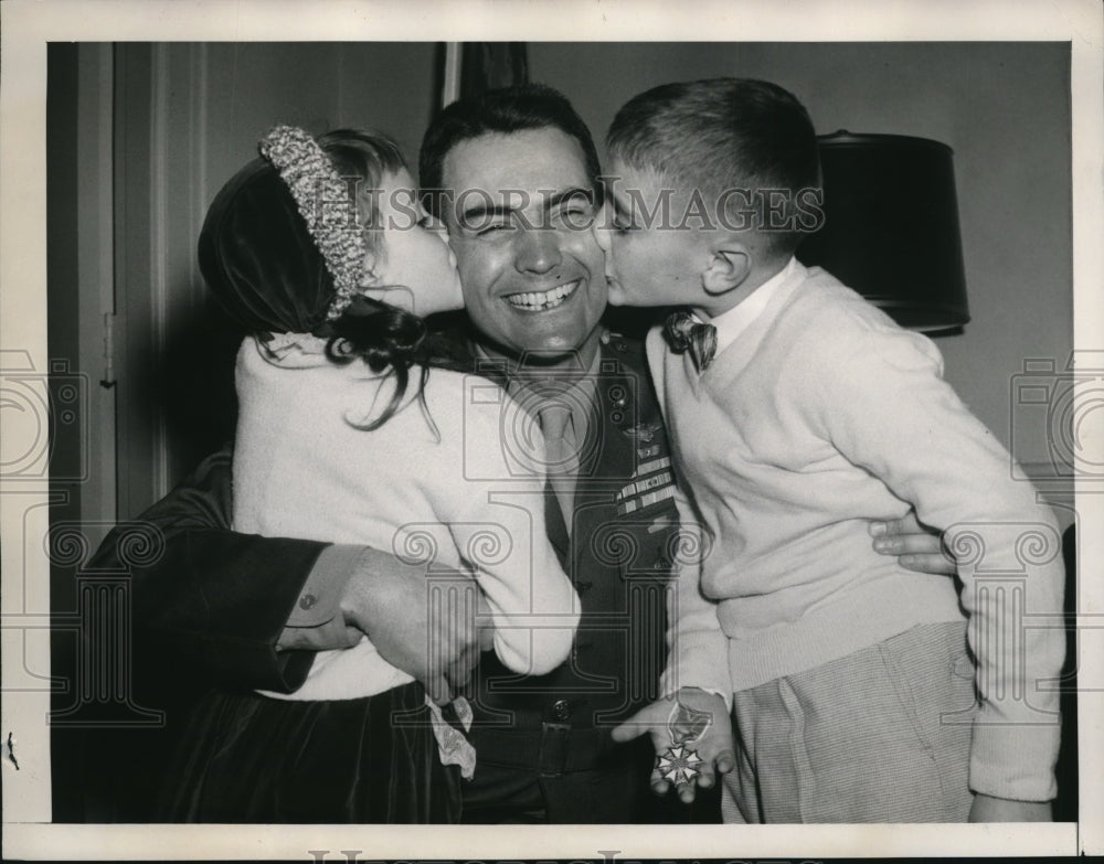 1954 Press Photo Major Walter Harris who received Merit Award kissed by children