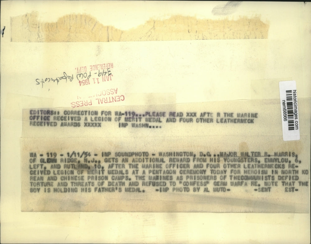 1954 Press Photo Major Walter Harris who received Merit Award kissed by children