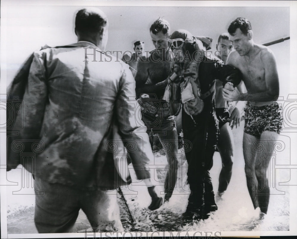 1951 Press Photo Rescuers help Kenneth Lesher after the Bearcat plane accident- Historic Images