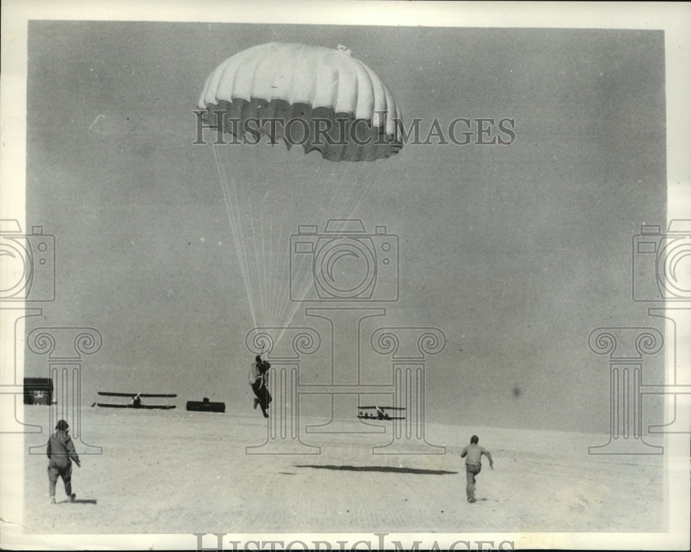 1933 Press Photo Navy student flier lands in Hawaii Airport after parachute leap- Historic Images