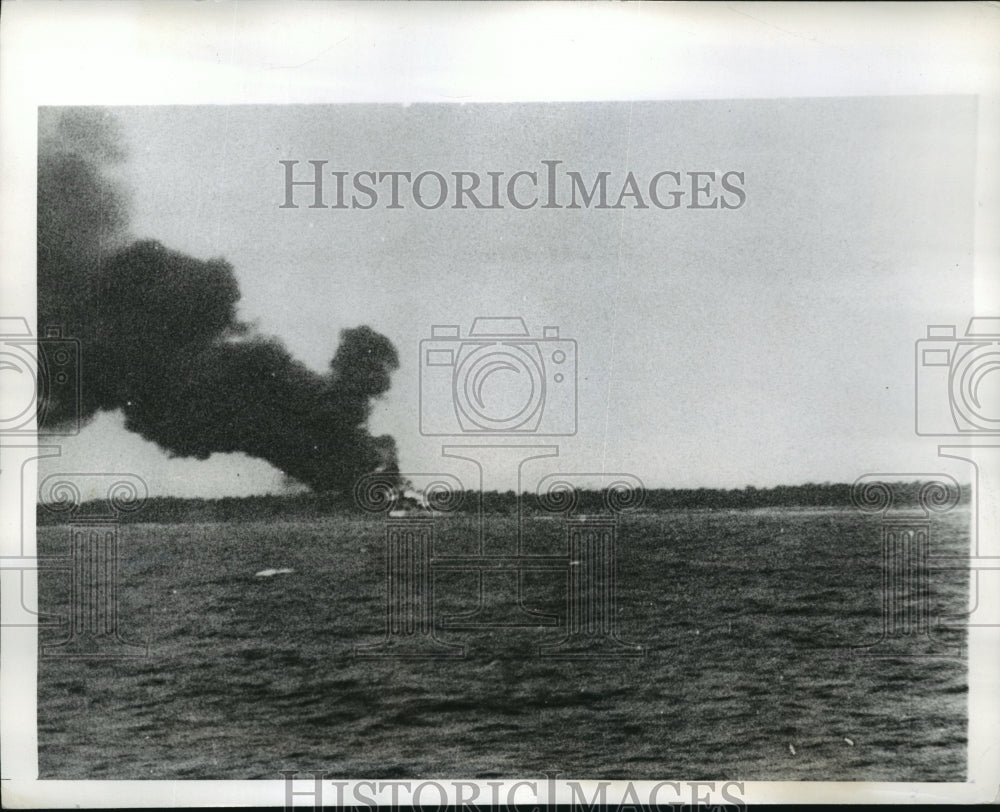 1942 Press Photo Black smoke from Wotje Atoll after the American air attacks- Historic Images