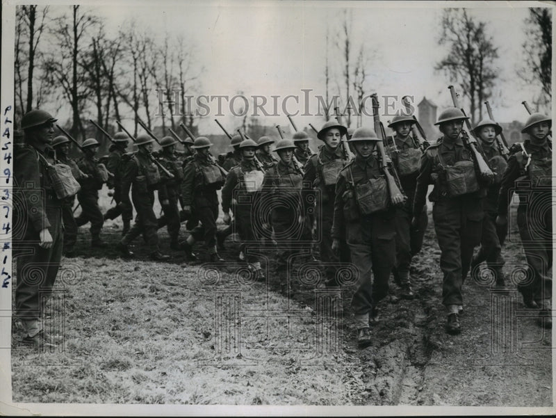Load image into Gallery viewer, 1940 Press Photo The East Yorks Regiment during morning training
