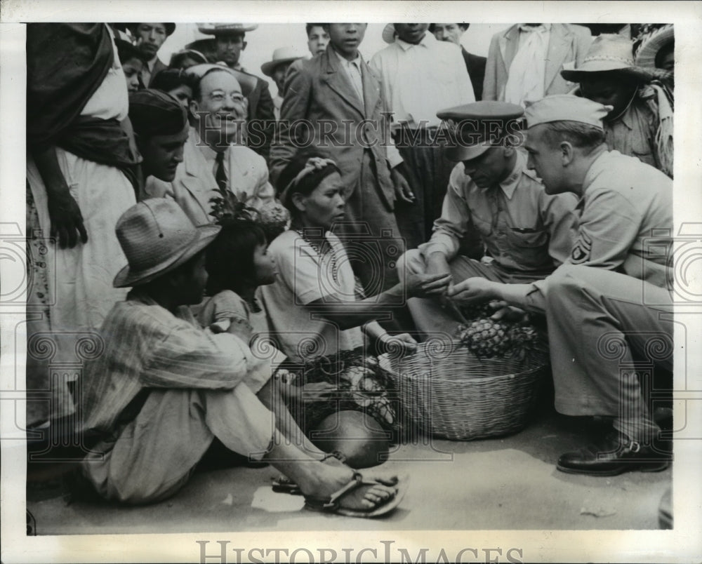 1942 Press Photo Fay Des Portes Buy Pineapples From A Native Woman In Guatemala- Historic Images