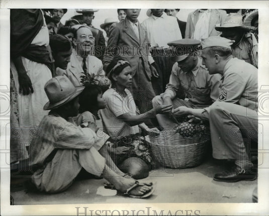1942 Press Photo Fay Des Portes Buy Pineapples From A Native Woman In Guatemala- Historic Images