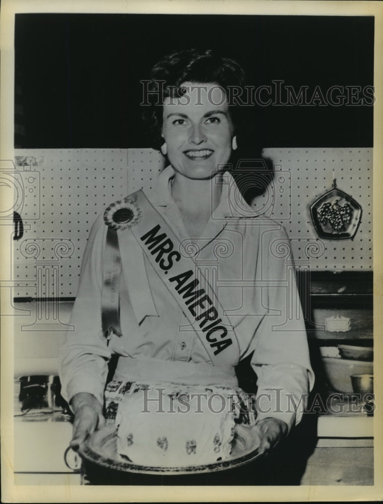 Load image into Gallery viewer, 1969 Press Photo Mrs America, Mrs Lila Masson in a kitchen
