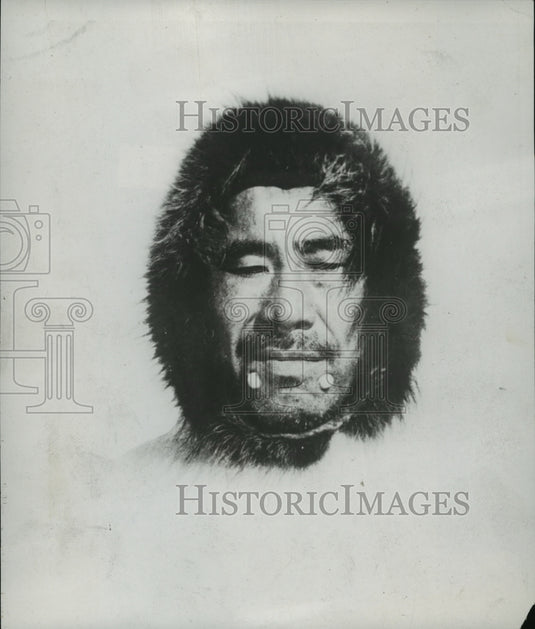 1940 Press Photo An Eskimo wearing rabbits fur hood