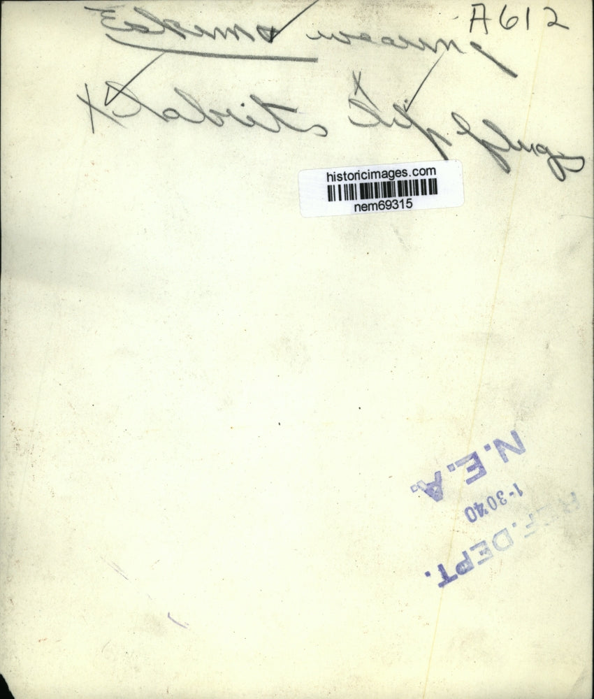 1940 Press Photo An Eskimo wearing rabbits fur hood