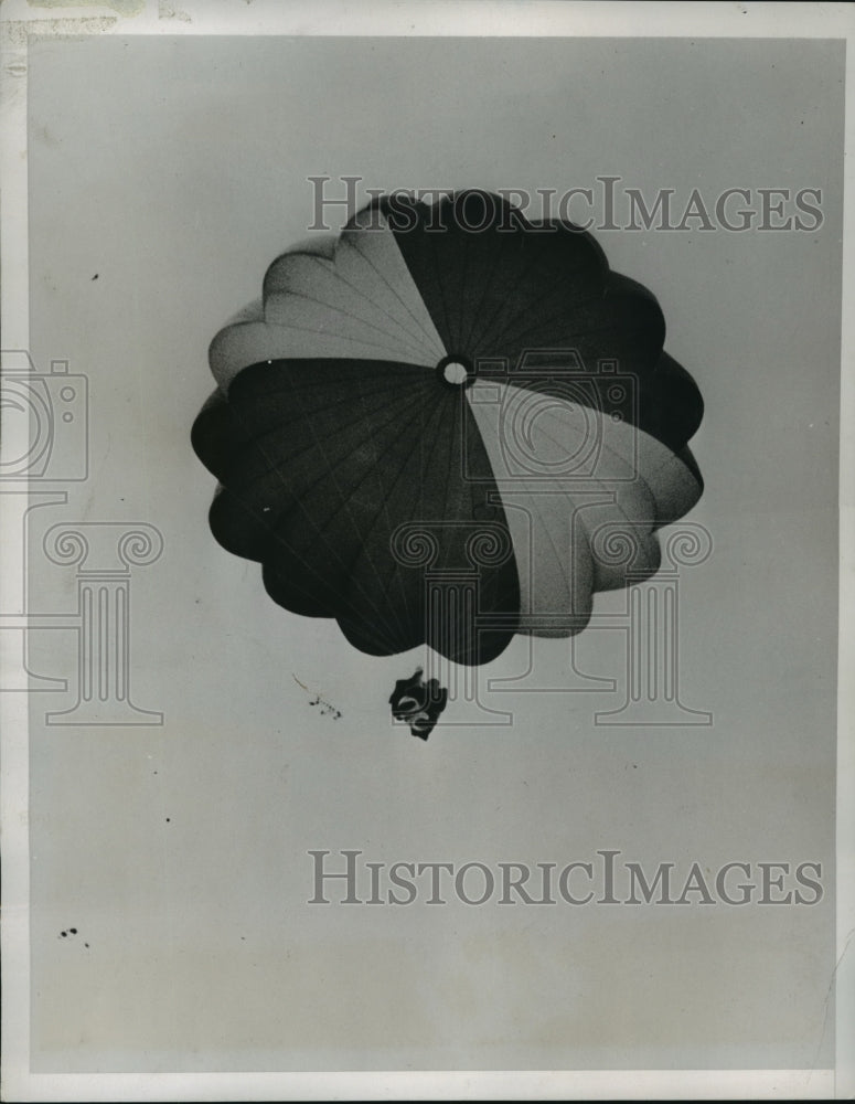 1938 Press Photo Rene Vincent On His Daring Four Parachute Leap To Earth