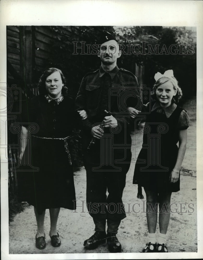 1941 Press Photo Lance Corporal James William Shaw shown with his family