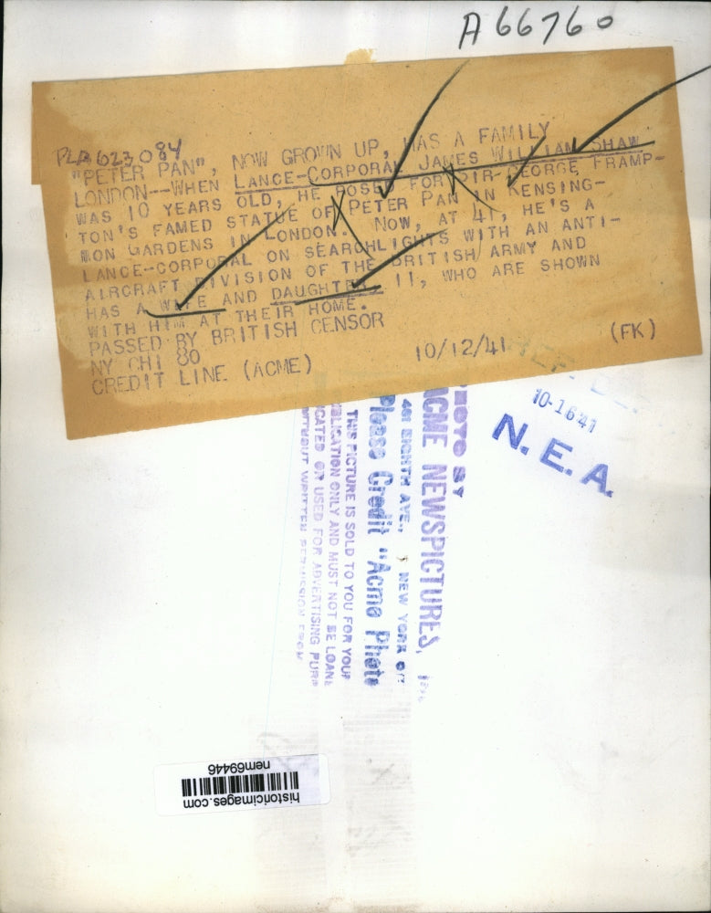 1941 Press Photo Lance Corporal James William Shaw shown with his family