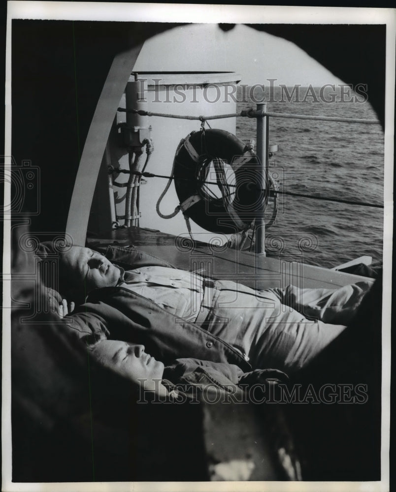 1956 Press Photo Naval Reserve Officers snoozing in the sun escorts USS Kyne