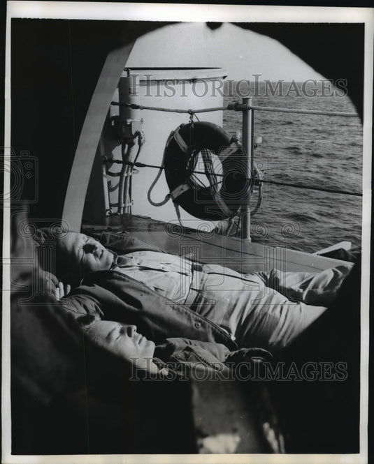 1956 Press Photo Naval Reserve Officers snoozing in the sun escorts USS Kyne