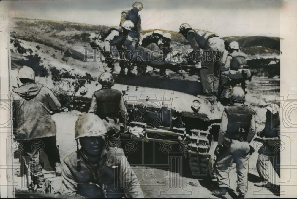 1953 Press Photo American Marines carry injured buddies from the truck