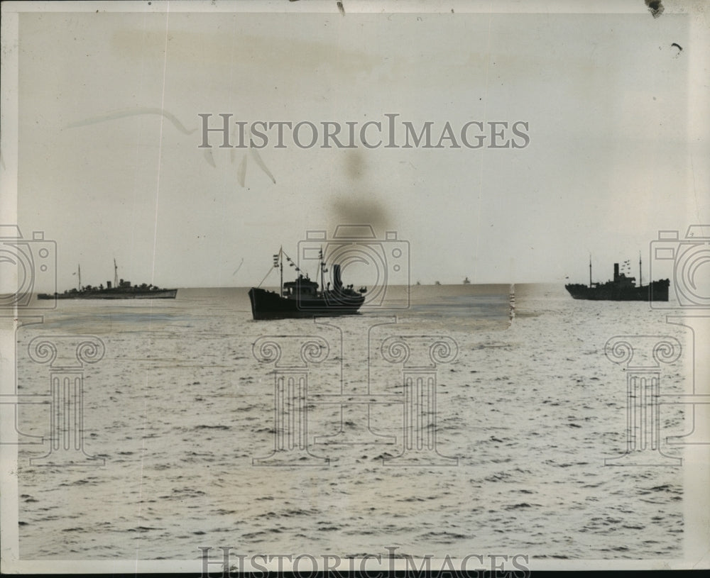 1939 Press Photo A British escort vessel protects a Merchant ship