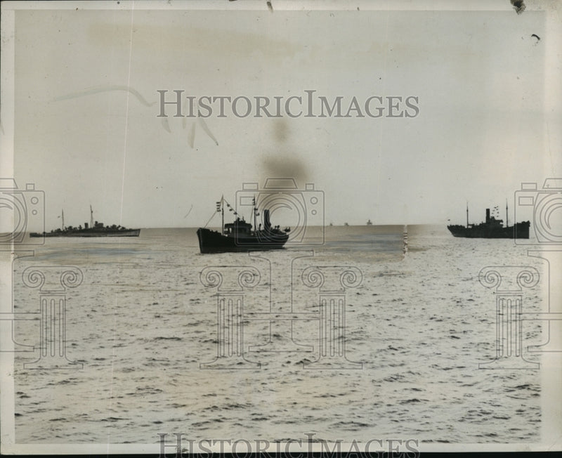 Load image into Gallery viewer, 1939 Press Photo A British escort vessel protects a Merchant ship
