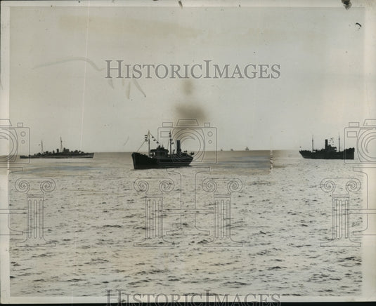 1939 Press Photo A British escort vessel protects a Merchant ship