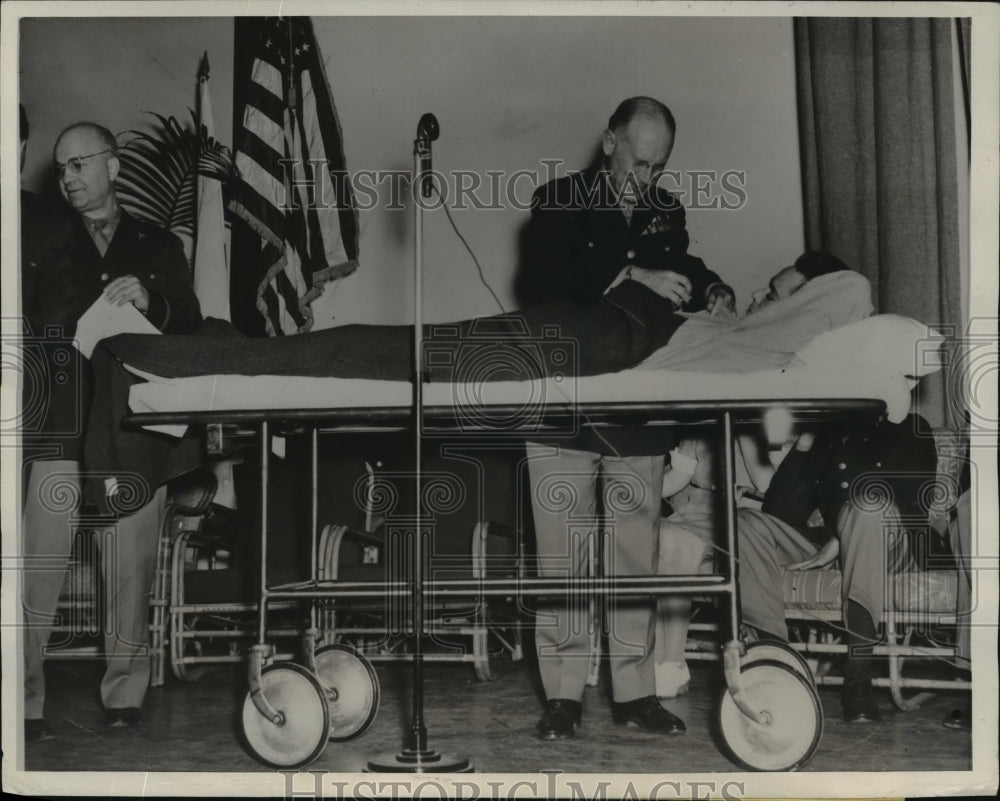 1943 Press Photo Melvin McCummings receives Purple Heart Medal on hospital bed