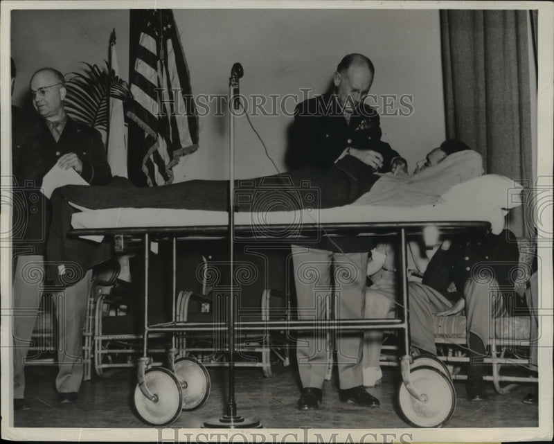 Load image into Gallery viewer, 1943 Press Photo Melvin McCummings receives Purple Heart Medal on hospital bed
