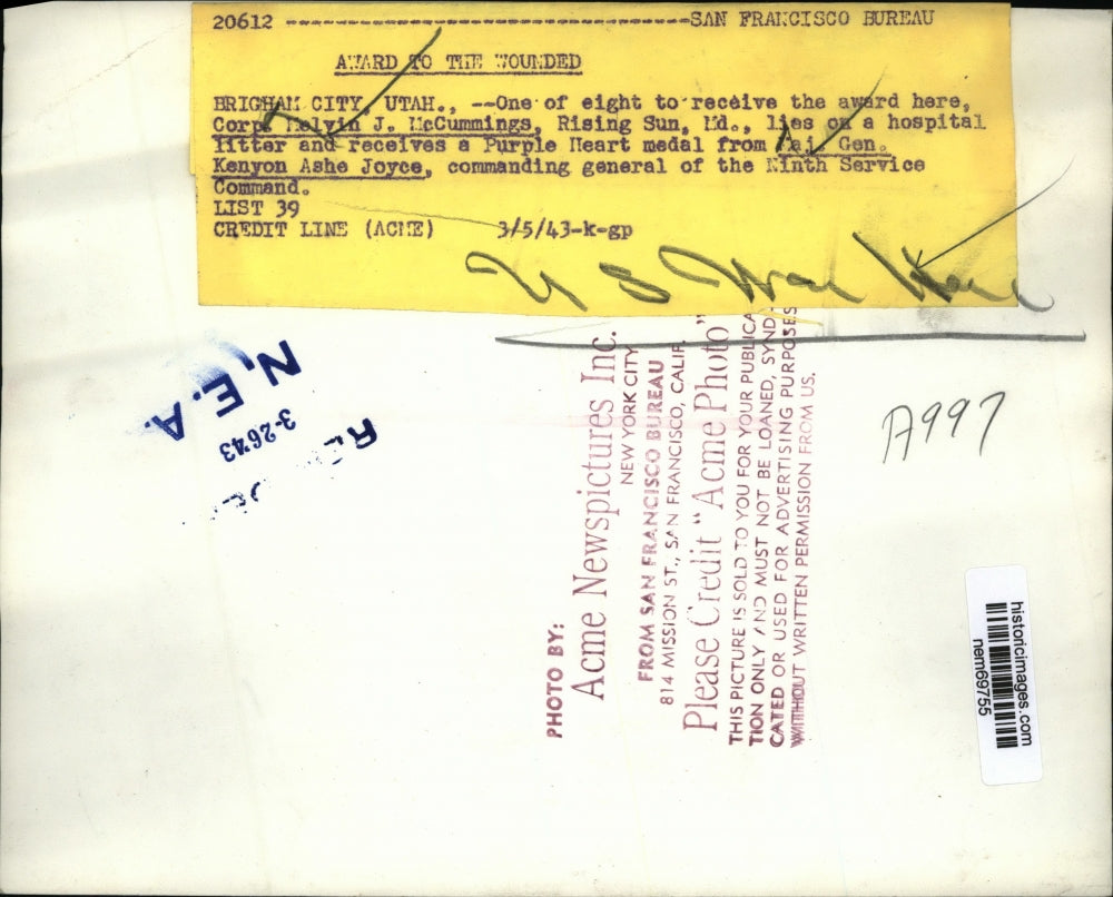 1943 Press Photo Melvin McCummings receives Purple Heart Medal on hospital bed