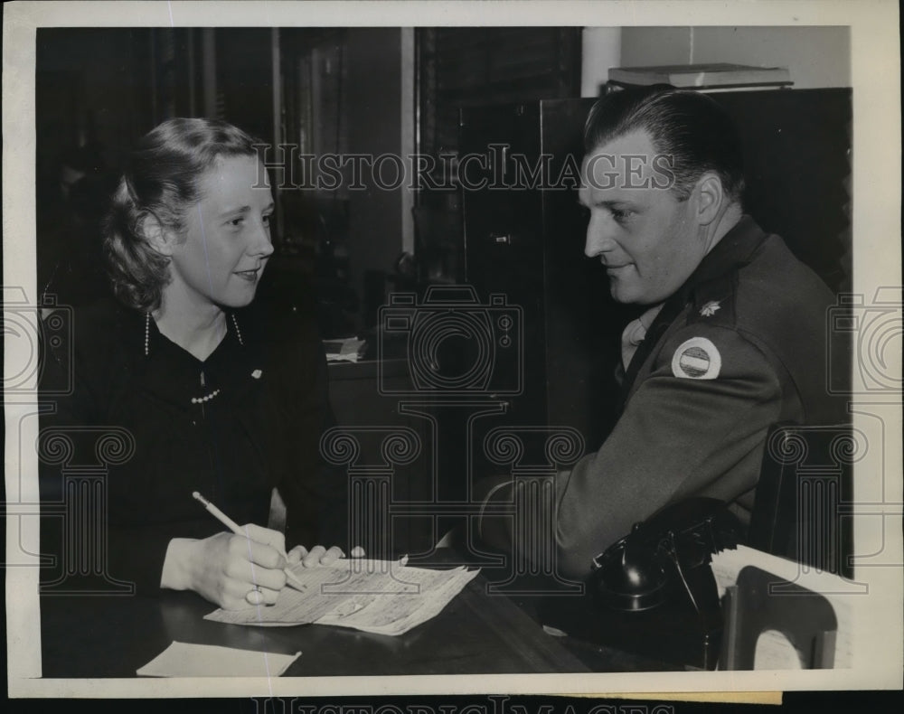 1945 Press Photo Marion MacDermott, World War II veteran interviews applicant