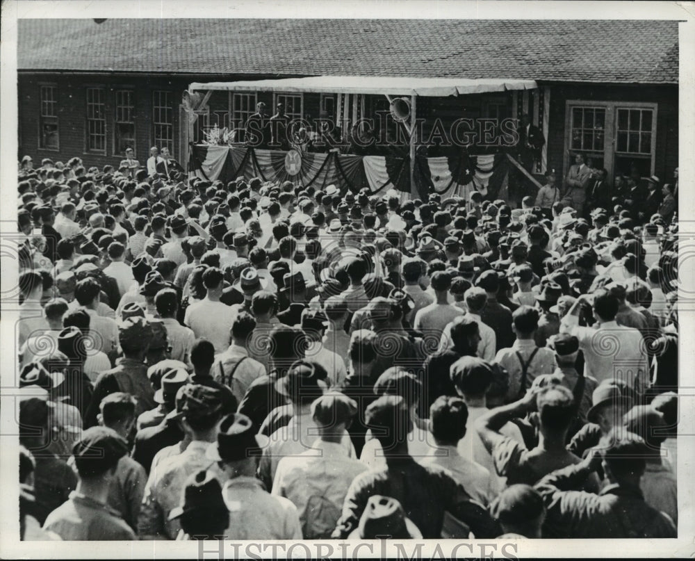 1941 Press Photo Baldwin Locomotive Workers gather at BurnhamPennsylvania