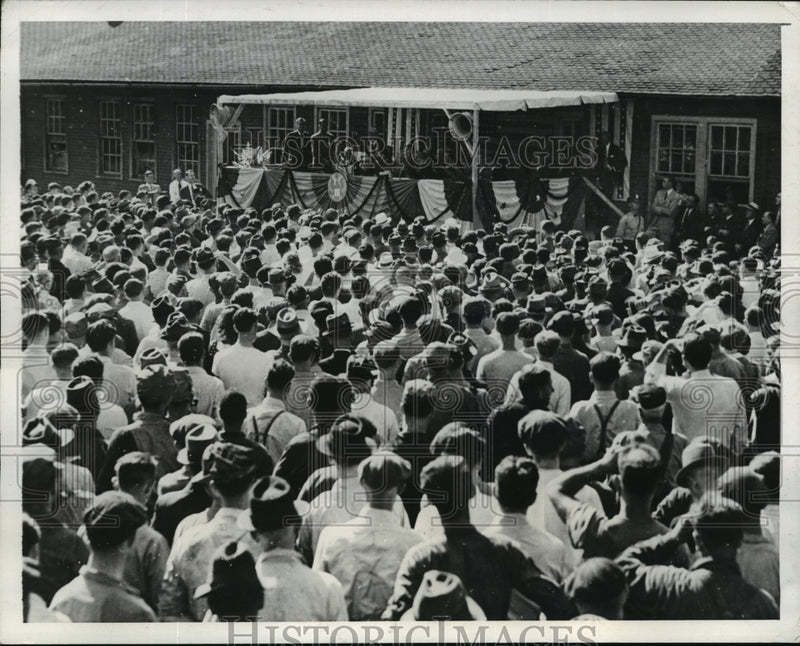 Load image into Gallery viewer, 1941 Press Photo Baldwin Locomotive Workers gather at BurnhamPennsylvania
