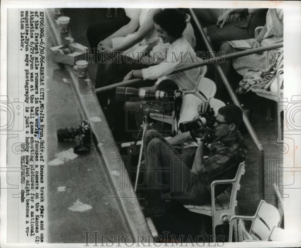 1966 Press Photo Kansas Track Star Jim Ryun Focuses Camera on Kansas Athletic- Historic Images