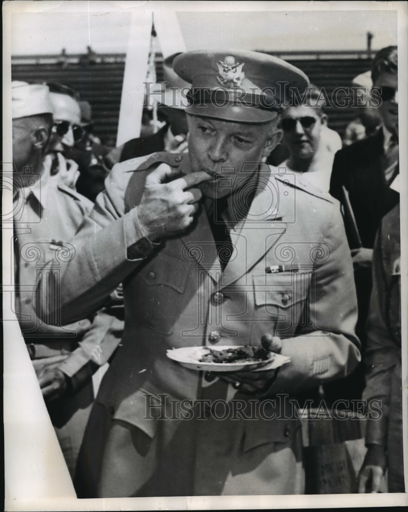 1952 Press Photo Gen Eisenhower attends barbecue given in his honor in Denenison