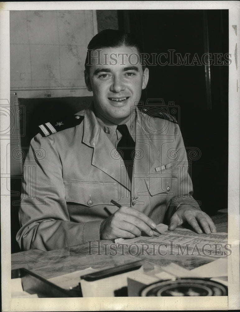 1944 Press Photo Lt. George Hawkins Works At His Desk In The Headquarters