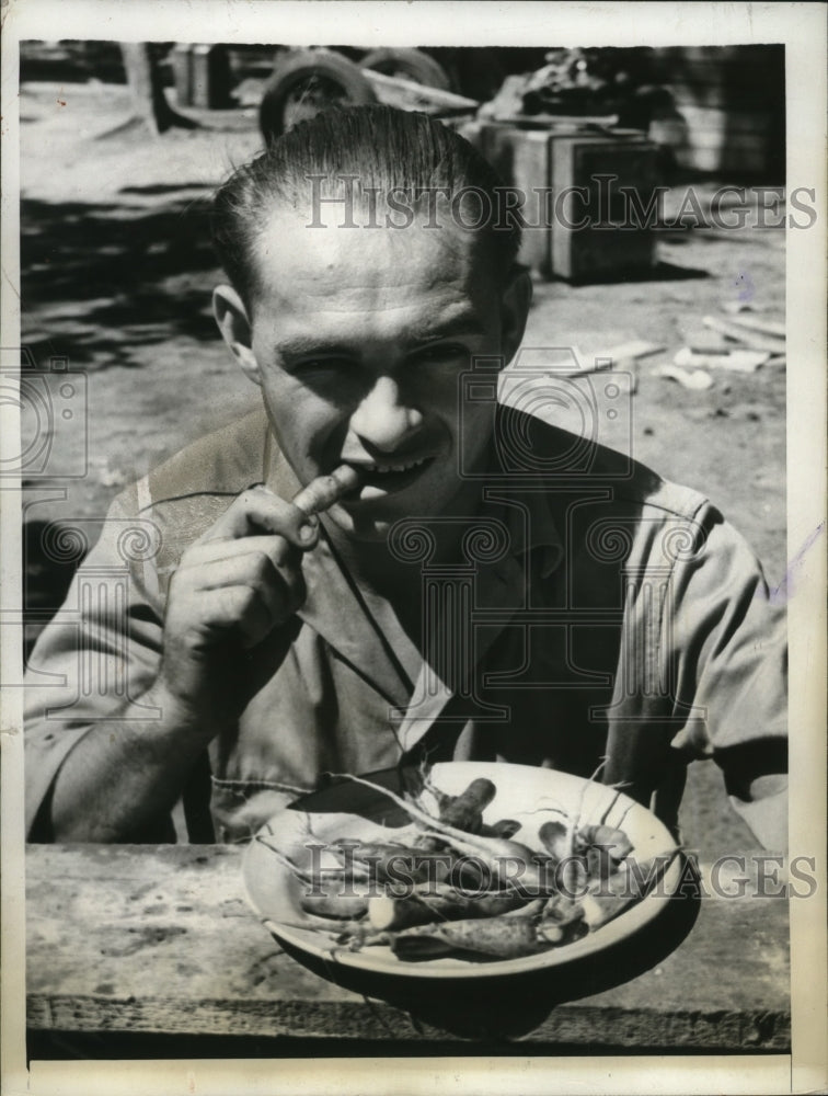 1943 Press Photo Mess Sgt George Melvin samples some vegetables