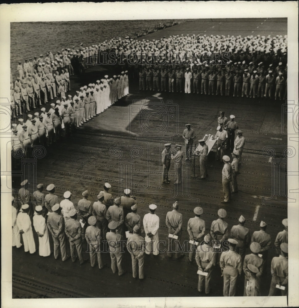 1943 Press Photo Vice Adm AW Fitch presents awards on carrier in S Pacific