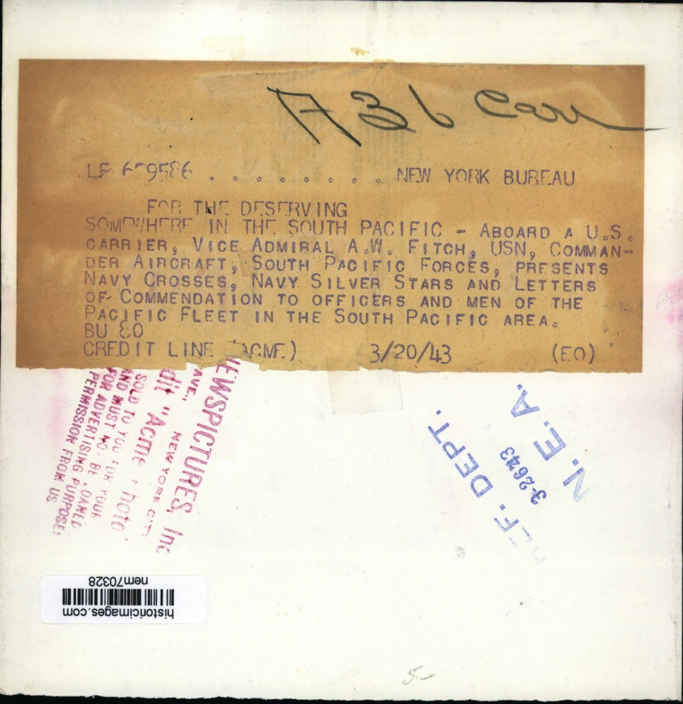 1943 Press Photo Vice Adm AW Fitch presents awards on carrier in S Pacific