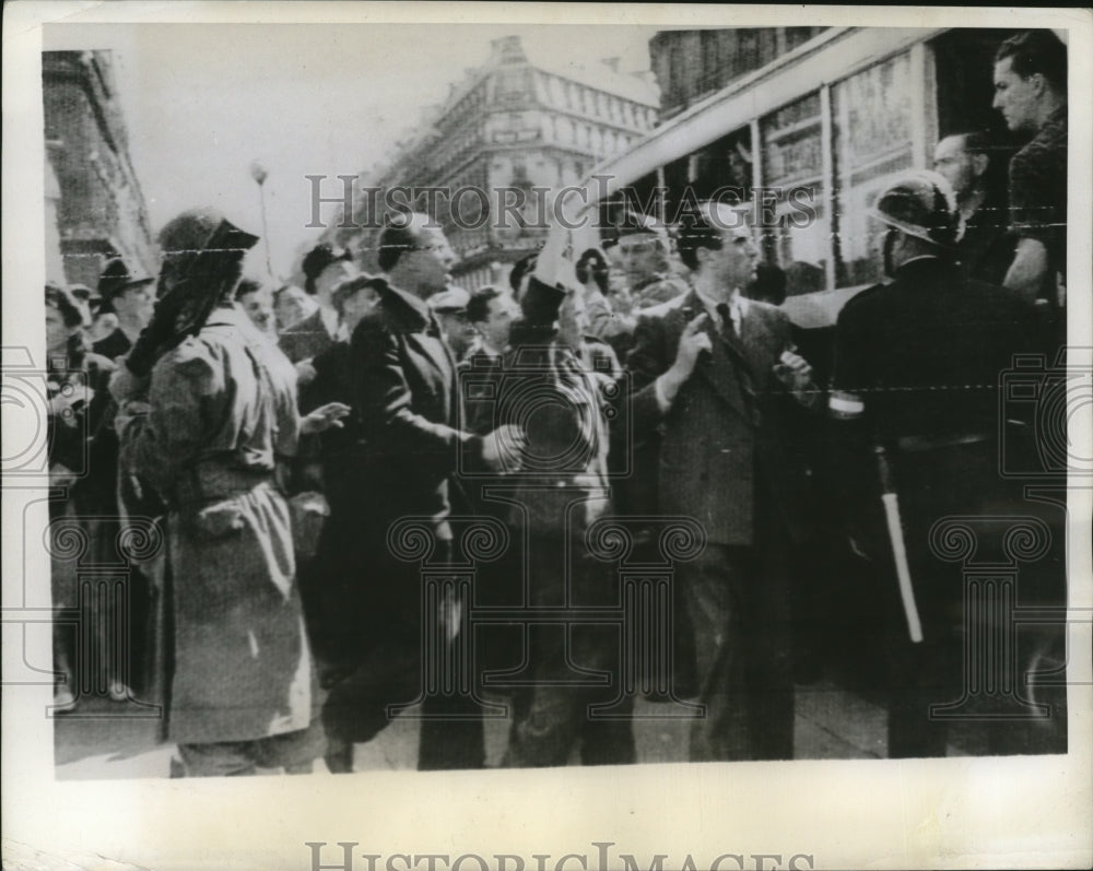 1944 Press Photo Parisian Patriot handed over captured German to French Officer