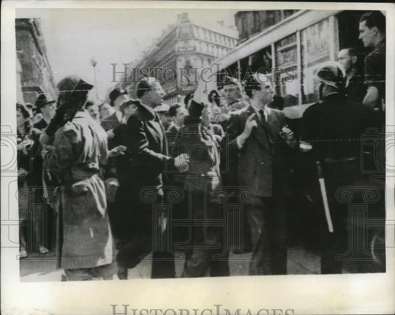 Load image into Gallery viewer, 1944 Press Photo Parisian Patriot handed over captured German to French Officer
