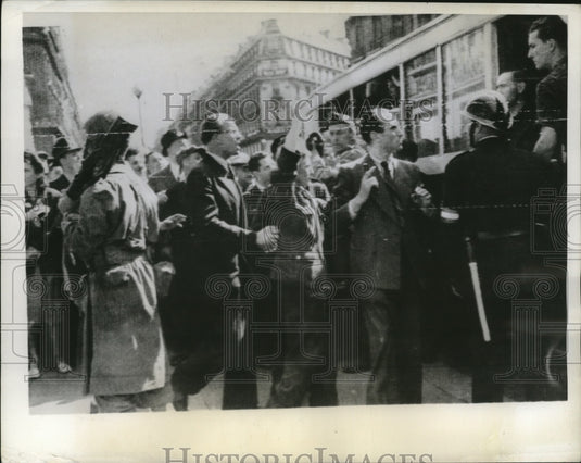 1944 Press Photo Parisian Patriot handed over captured German to French Officer