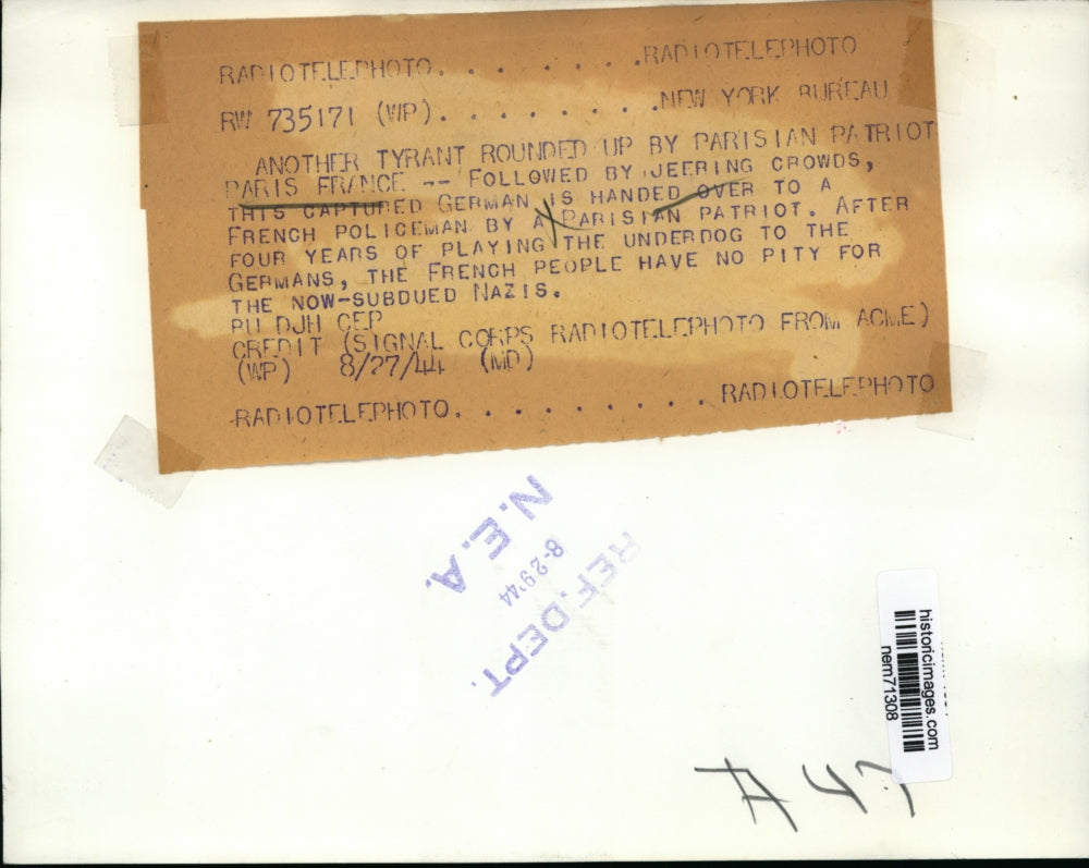 1944 Press Photo Parisian Patriot handed over captured German to French Officer