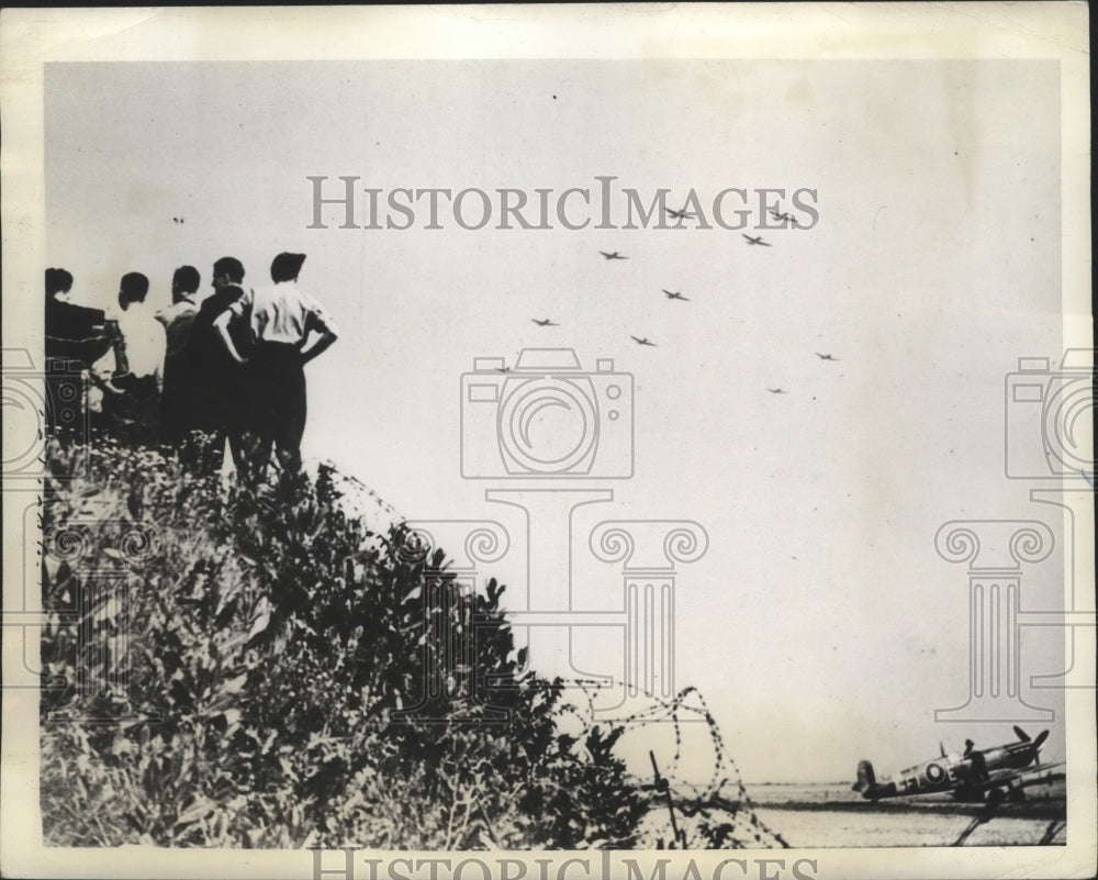 1942 Press Photo Royal Air Force Fighter planes return from French port attacks