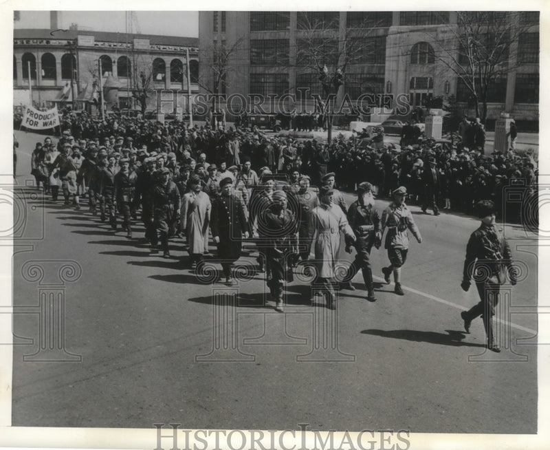 Load image into Gallery viewer, 1943 Press Photo Spectators cheer as the "Russian Guerrillas" march in a parade
